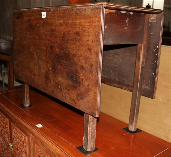 A George III mahogany drop leaf table